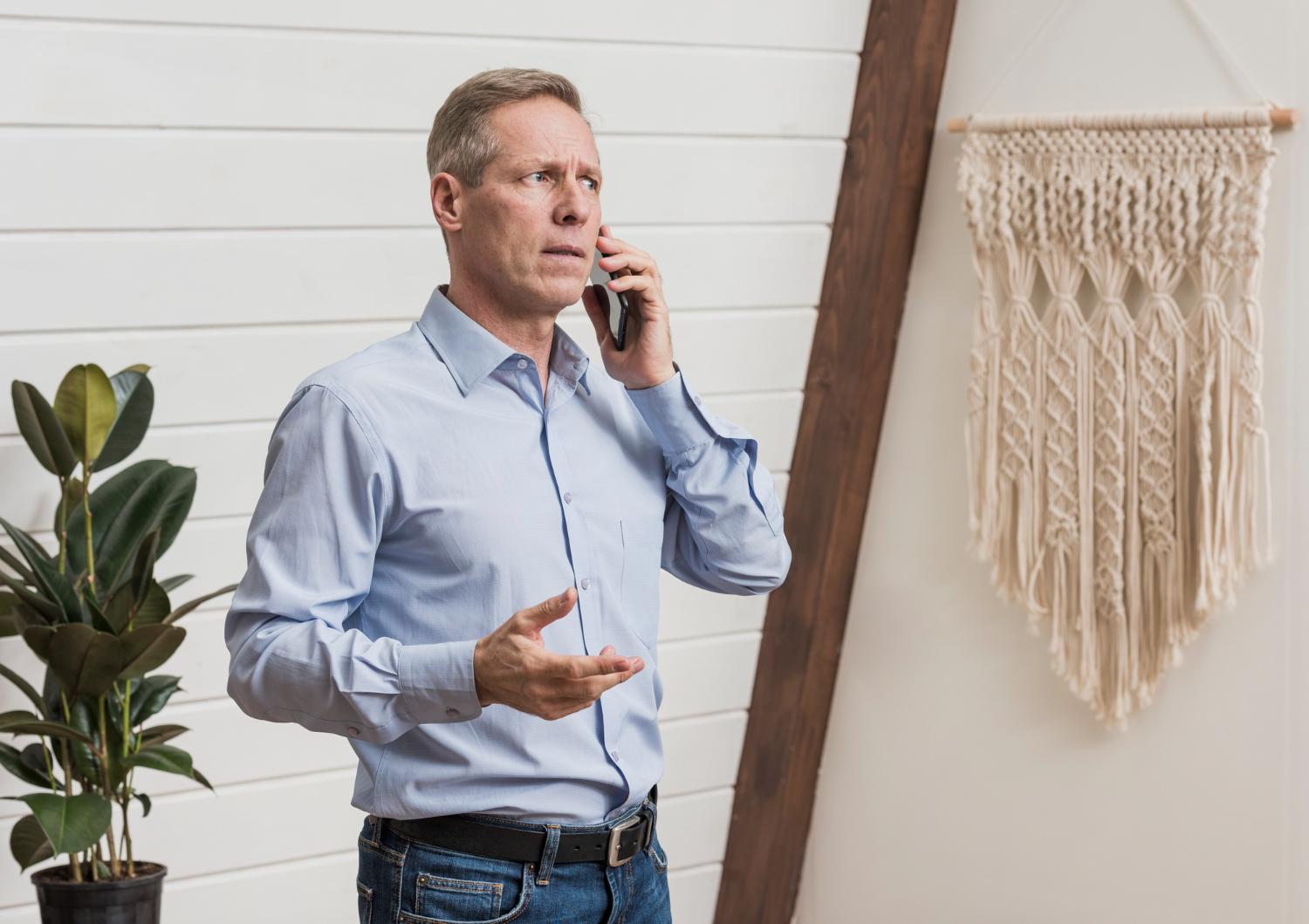 Man praat aan de telefoon