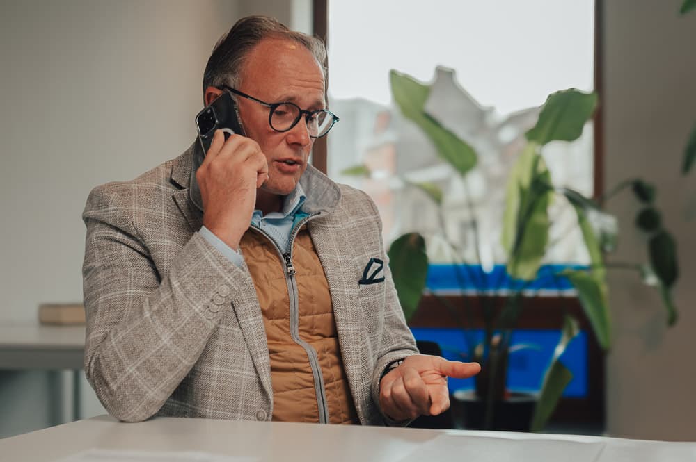 Financieel onafhankelijke vrouw koopt nieuw huis