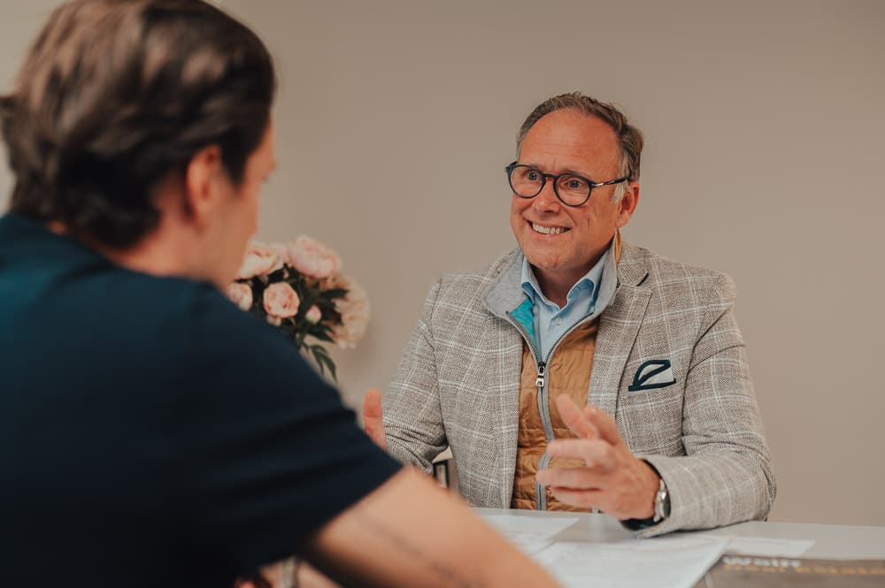 Man praat aan de telefoon